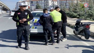 16 yaşında ehliyetsiz, plakasız ve kasksız motora bindi, 54 bin lira ceza yedi