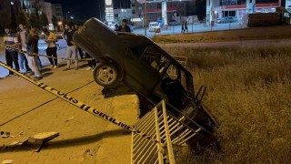 16 yaşındaki sürücü kaldırımdaki panoya çarptı