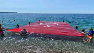 19 Mayısı denizde dev Türk bayrağı açarak kutladılar