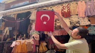 19 Mayısta dükkânlar Türk bayraklarıyla donatıldı