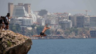 30 metrelik falezlerden ölümüne atlayış