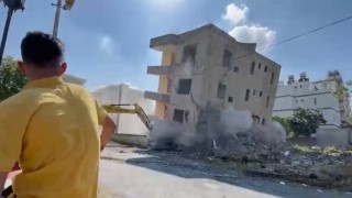 4 katlı bina iş makinesinin darbesiyle yerle bir oldu