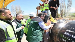 57 bin 700 dekar tarım arazisini sulayacak 191bin 526 metre uzunluğundaki sulama borularına ilk kaynak vuruldu