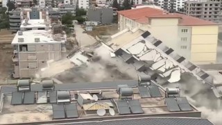 7 katlı bina iş makinesinin darbesiyle kağıt gibi yerle bir oldu