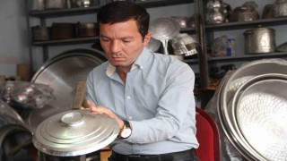 72 yıllık bakır ustasının mesleğini oğlu yaşatıyor