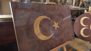 76 yaşındaki usta, 15 Temmuz şehitleri için 246 parçadan Türk bayrağı yaptı