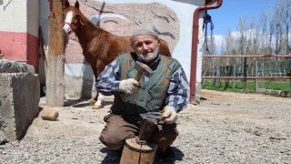 77 yaşındaki son nalbant ustası, 63 yıldır mesleğini sürdürüyor