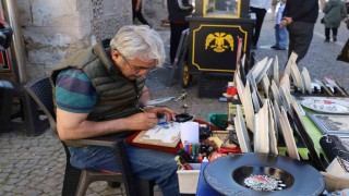 8 asırlık tarihi pirinç tanelerine işliyor