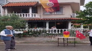 84 yaşındaki vatandaş, Galatasarayın şampiyonluğunu davul zurnayla kutladı