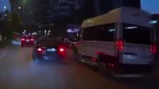 Adanada makas atan otomobilin zincirleme kazaya neden olduğu anlar kamerada