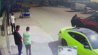 Adanada şaka kazaya dönüştü: Kamyonetin çarpmasıyla ayağı kırıldı, telefonu bırakmadı