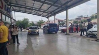 Adanada yol verme kavgasında silahlar çekildi: 1i polis 3 yaralı