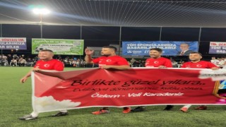 Adanalı öğretmen 10. evlilik yıl dönümünü sahada kutladı