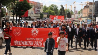 Adıyamanda yüzlerce kişi aile için yürüdü