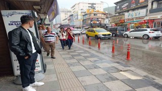 Afyonkarahisarda beklenen yağış başladı, bir çok kişi zor anlar yaşadı