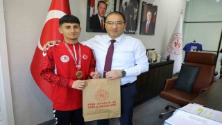 Ağrı Gençlik ve Spor İl Müdürü Çelebi, şampiyon sporcuyu tebrik etti