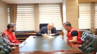 Ağrı Valisi Koç, kurbanını Gazzedeki ihtiyaç sahiplerine ulaştırmak üzere Türk Kızılayına verdi