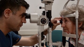 Ağrıda bir ilk: 78 yaşındaki hastaya akıllı mercek ameliyatı başarıyla uygulandı