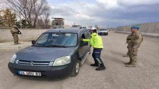 Ağrıda jandarmadan geniş çaplı trafik denetimi: 7 gözaltı