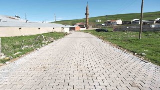 Ağrıda Kumlugeçit köyünde kilit parke taşı çalışması