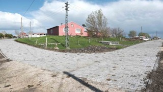 Ağrıda Yolluyazı köy içi yoluna 3 bin metrekare kilit parke döşendi