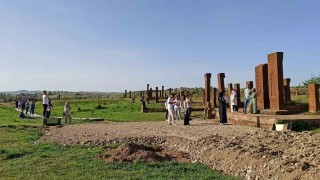 Ahlatta turizm sezonu hareketliliği: Selçuklu Meydan Mezarlığı ziyaretçi akınına uğruyor