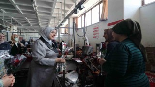 AK Parti Genel Merkez Kadın Kolları Başkanı Ercan, tekstil fabrikasında kadın işçilerle bir araya geldi