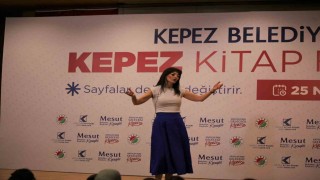 Akademisyen Anne Kepez Kitap Fuarında