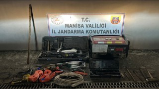 Akhisarda kaçak kazı yapan 2 şüpheli suçüstü yakalandı