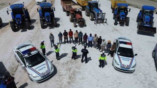Aksarayda jandarmadan çiftçilere eğitim, traktörlere reflektör