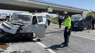 Aksarayda minibüs ile hafif ticari araç çarpıştı: 3 yaralı