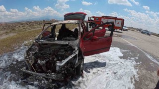Aksarayda yanan otomobil hurdaya döndü