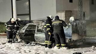 Aksarayda yanan otomobil hurdaya döndü