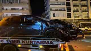 Alanyada alkollü sürücü park halindeki araçlara çarptı