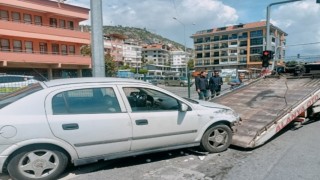 Alanyada refüje çarpan otomobil, aydınlatma direğine çarparak durabildi