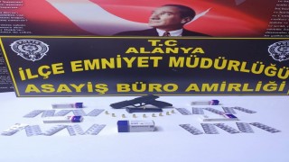 Alanyada ruhsatsız silah ve uyuşturucu hap ele geçirildi