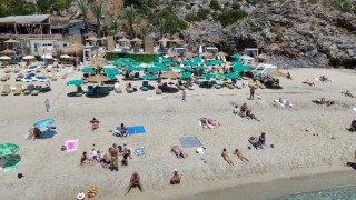Alanyada sıcak havayı fırsat bilen turistler Kleopatra Plajına akın etti