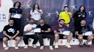 Alanyasporlu eskrim sporcuları şehre madalya ile döndü