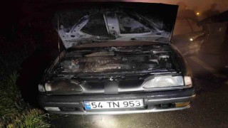 Alev topuna dönen otomobil, itfaiye ekiplerince söndürüldü