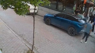 Alkollü gittiği kafede kendisini uyaran çalışanlara tekme ve yumruklarla saldırdı