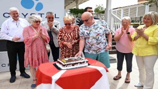 Alman turist çifte 30 yıllık sadakat plaketi