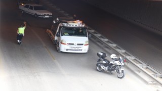 Altgeçitte 3 aracın karıştığı kaza sonucu araç kuyrukları oluştu
