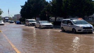 Altyapı çalışması sırasında ana su hattı patladı, ilçe sular altında kaldı
