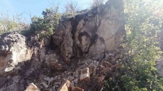 Amasyada dağdan kopan dev kaya parçaları korkuttu