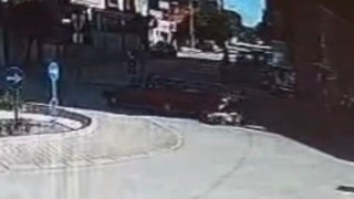 Aniden kavşağa giren otomobil, kadın motosiklet sürücüne çarptı