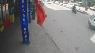 Aniden şerit değiştiren otomobile çarpan motosikletin sürücüsü yaralandı
