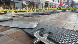 Ankarada fırtına mağazanın talelasını uçurdu
