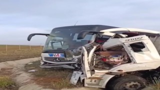 Ankarada kamyon ile yolcu otobüsü çarpıştı: 1 ölü, 5 yaralı