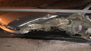 Ankarada kontrolden çıkan araç elektrik direğine çarptı: 1 yaralı