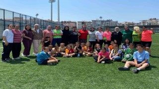 Anneler çocukları için sahaya çıktı